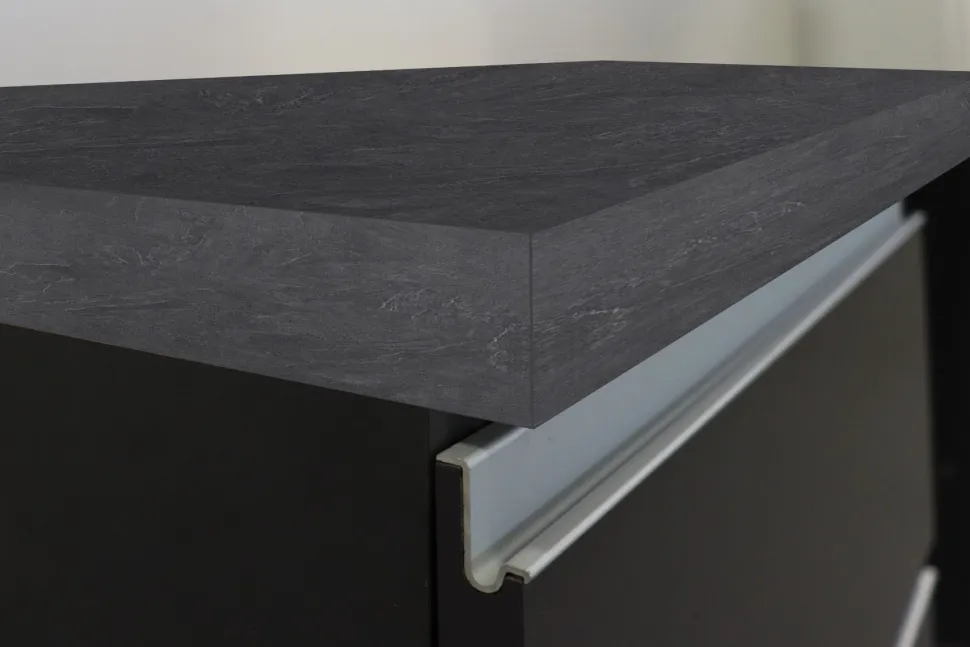 Cucina lineare moderna con maniglie a incasso in allumino Sendy in finitura Antracite Opaco e Ardesia