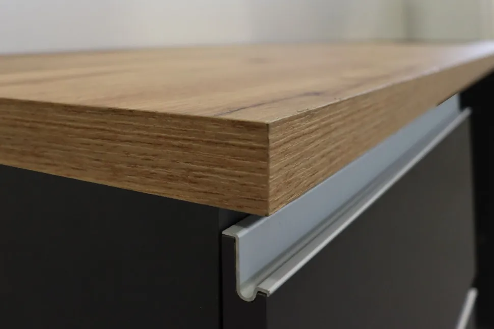 Cucina lineare moderna con maniglie a incasso in allumino Luis in finitura Antracite Opaco e Rovere