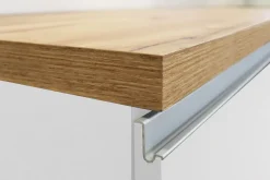 Cucina lineare moderna con maniglie a incasso in allumino Sendy in finitura Bianco Lucido e Rovere