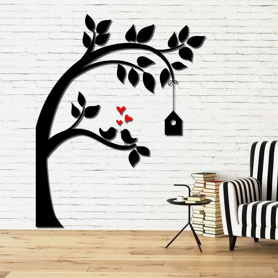 Decorazione in legno albero con casetta legno nero