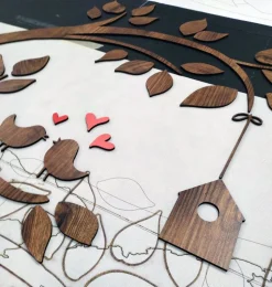 Decorazione in legno albero con casetta legno scuro