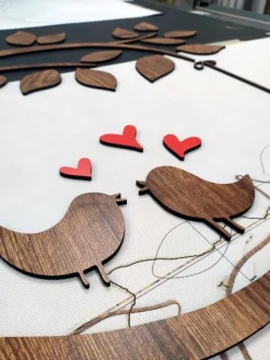 Decorazione in legno albero con casetta legno scuro