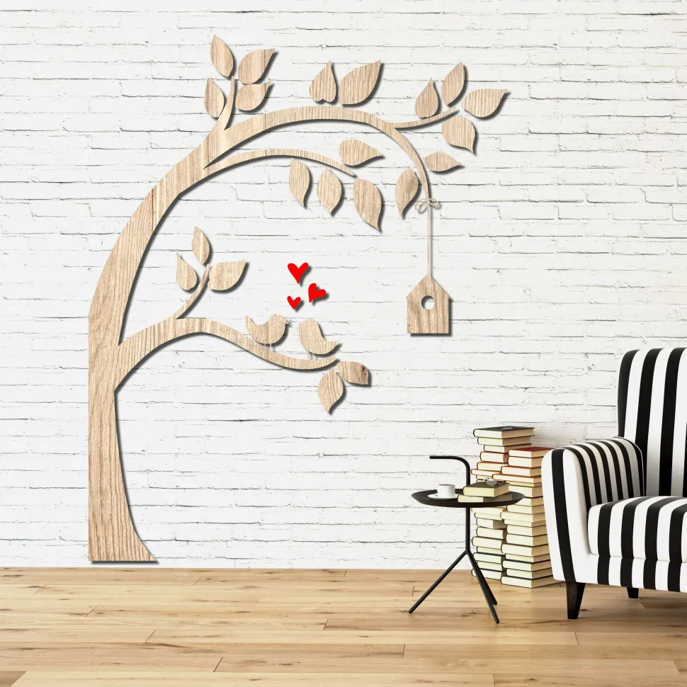 Decorazione in legno albero con casetta legno chiaro