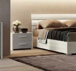 Gruppo notte moderno con maniglia in MDF rivestito Erika disponibile in vari colori