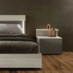 Gruppo notte moderno senza maniglie Mary disponibile in vari colori