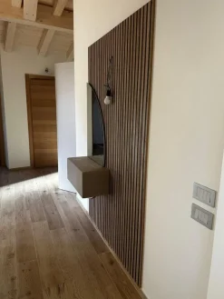 Ingresso moderno con Boiserie e specchio in finitura Cashmere e Cadiz cannettato