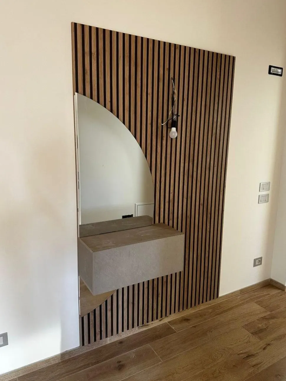 Ingresso moderno con Boiserie e specchio in finitura Cashmere e Cadiz cannettato