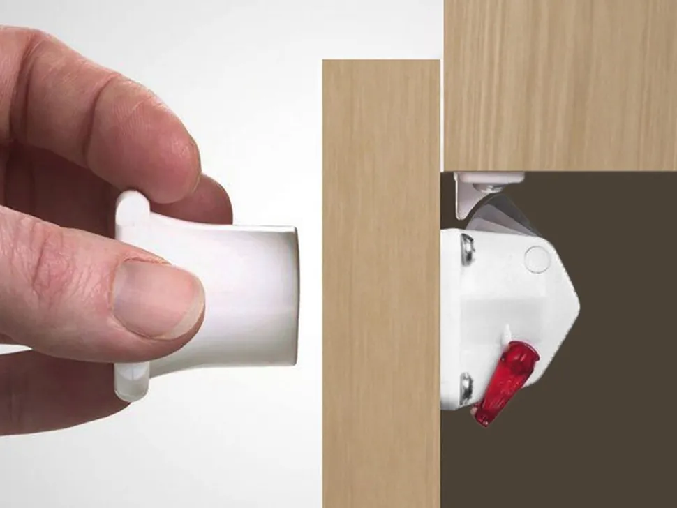 Kit di serrature magnetiche di sicurezza per mobili Revalock con chiave magnetica, blister, Tecnoplastica