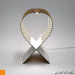 Lampada da Tavolo in Legno Traforato Lynx - Design Leonardo Criolani (Colore su Richiesta)