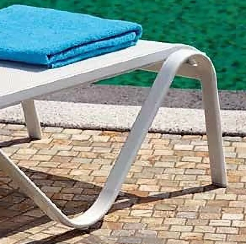 Lettino Prendisole Arrecife in Alluminio Bianco Opaco e Textilene Avorio