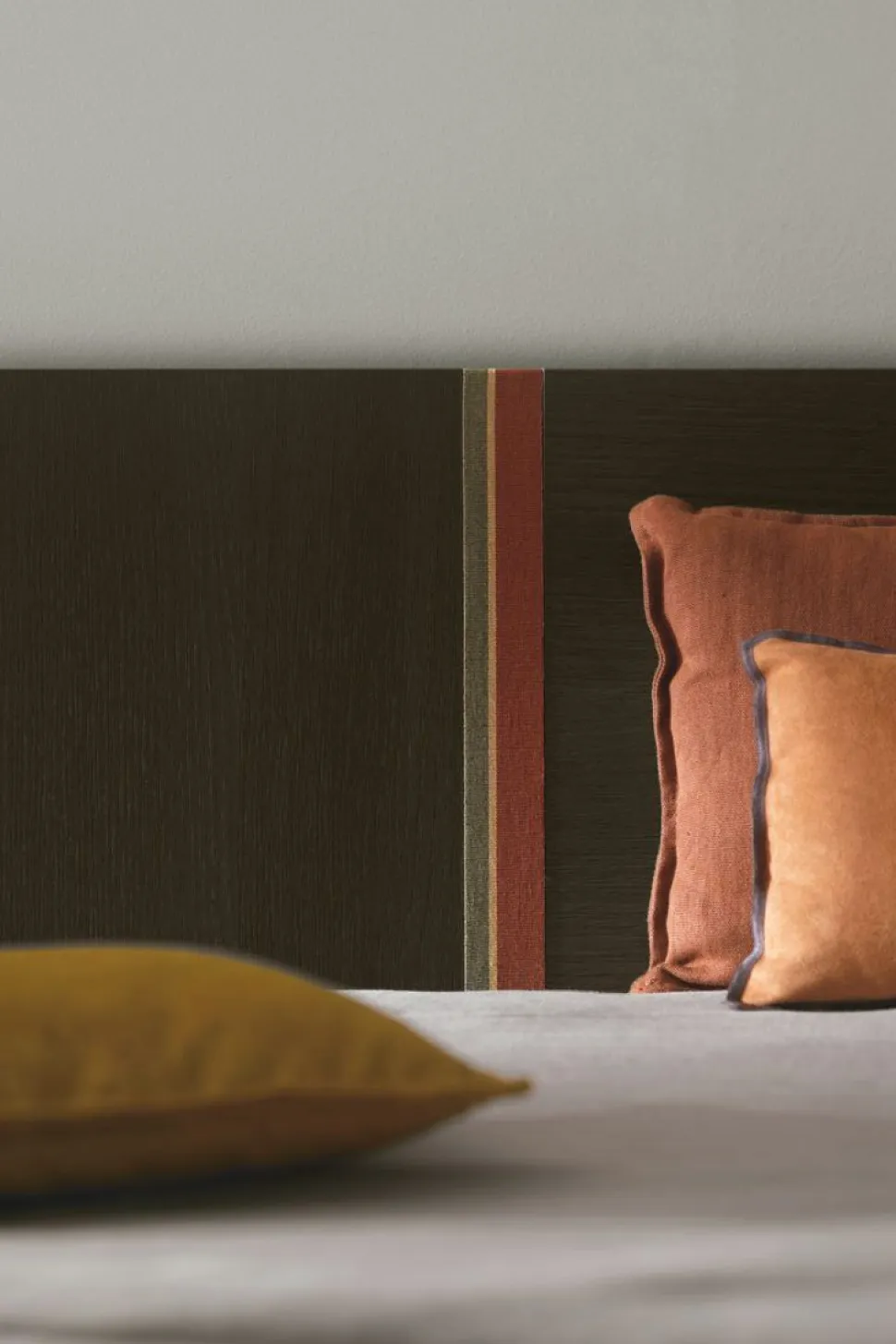 Letto con inserto in tessuto matrimoniale Dorian disponibile in 2 misure e vari colori