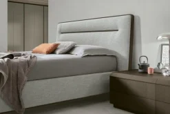 Letto imbottito in tessuto matrimoniale Task disponibile in vari colori