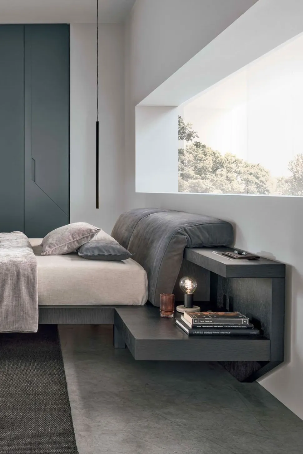 Letto in tessuto imbottito matrimoniale con cuscini reclinabili e comodini integrati Amedeo disponibile in vari colori