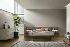 Letto matrimoniale con comodini integrati Yumi disponibile in 2 misure e vari colori