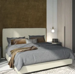 Letto matrimoniale imbottito in tessuto Apollo disponibile in vari colori
