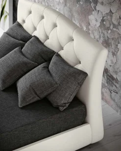 Letto matrimoniale imbottito in tessuto con testiera trapuntata disponibile in vari colori