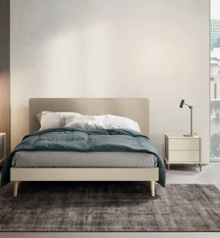 Letto matrimoniale in legno con testiera imbottita modello Constantine linea Lotto
