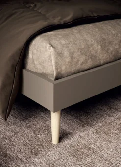 Letto matrimoniale in legno con testiera imbottita modello Constantine linea Lotto