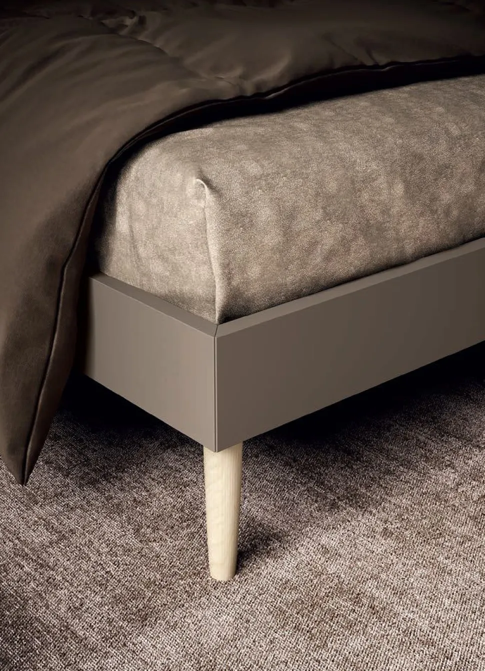 Letto matrimoniale in legno con testiera imbottita modello Constantine linea Lotto