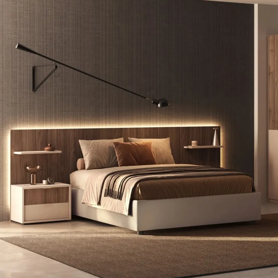 Letto matrimoniale moderno con testiera Noce Caramello Cannettata e Giroletto imbottito