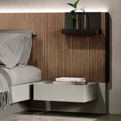 Letto matrimoniale moderno con testiera dogata in legno disponibile in vari colori