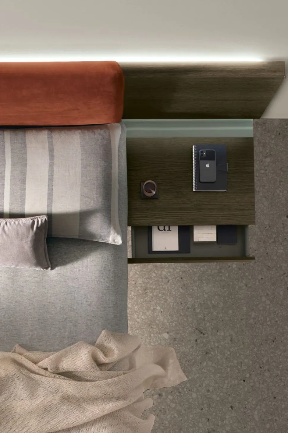 Letto matrimoniale sospeso con comodini integrati Plan disponibile in 2 misure e vari colori