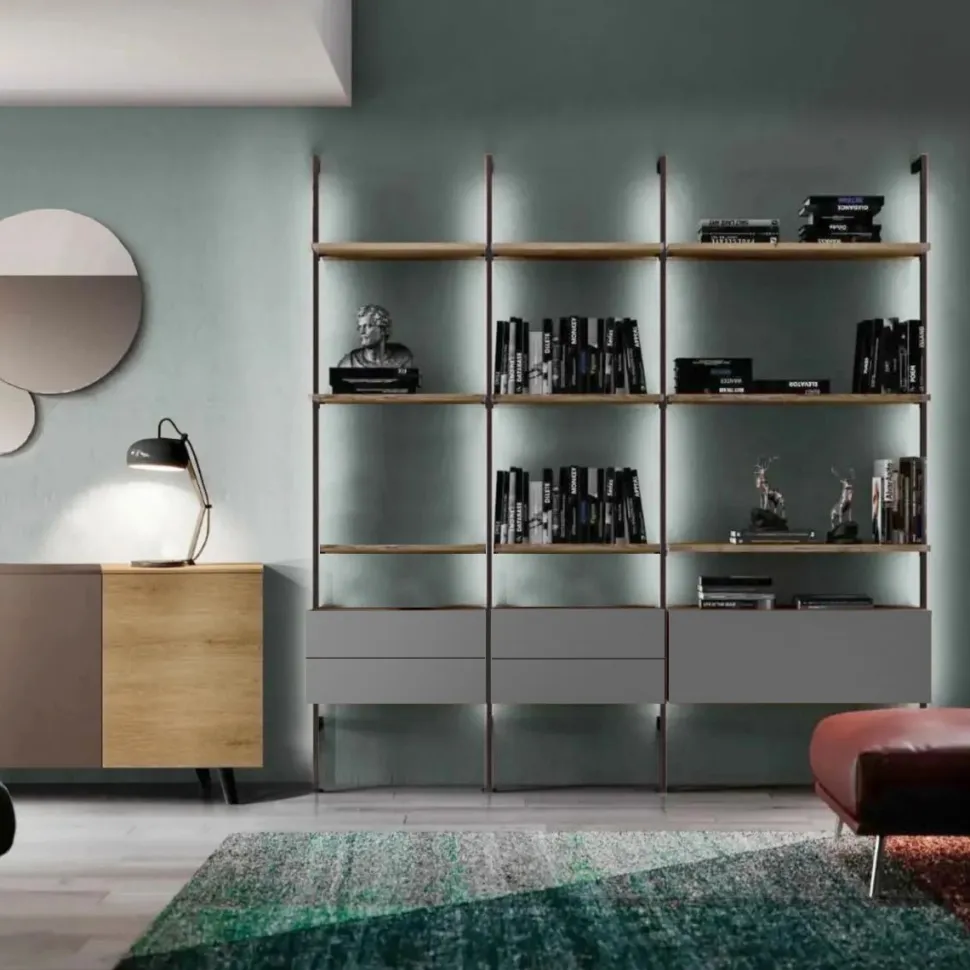 Libreria a muro moderna con pali in alluminio brown, mensole noce e pensili grigio titanio