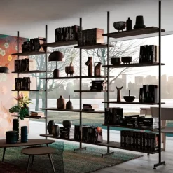 Libreria a soffitto centro stanza con montanti in Alluminio e mensole in Legno