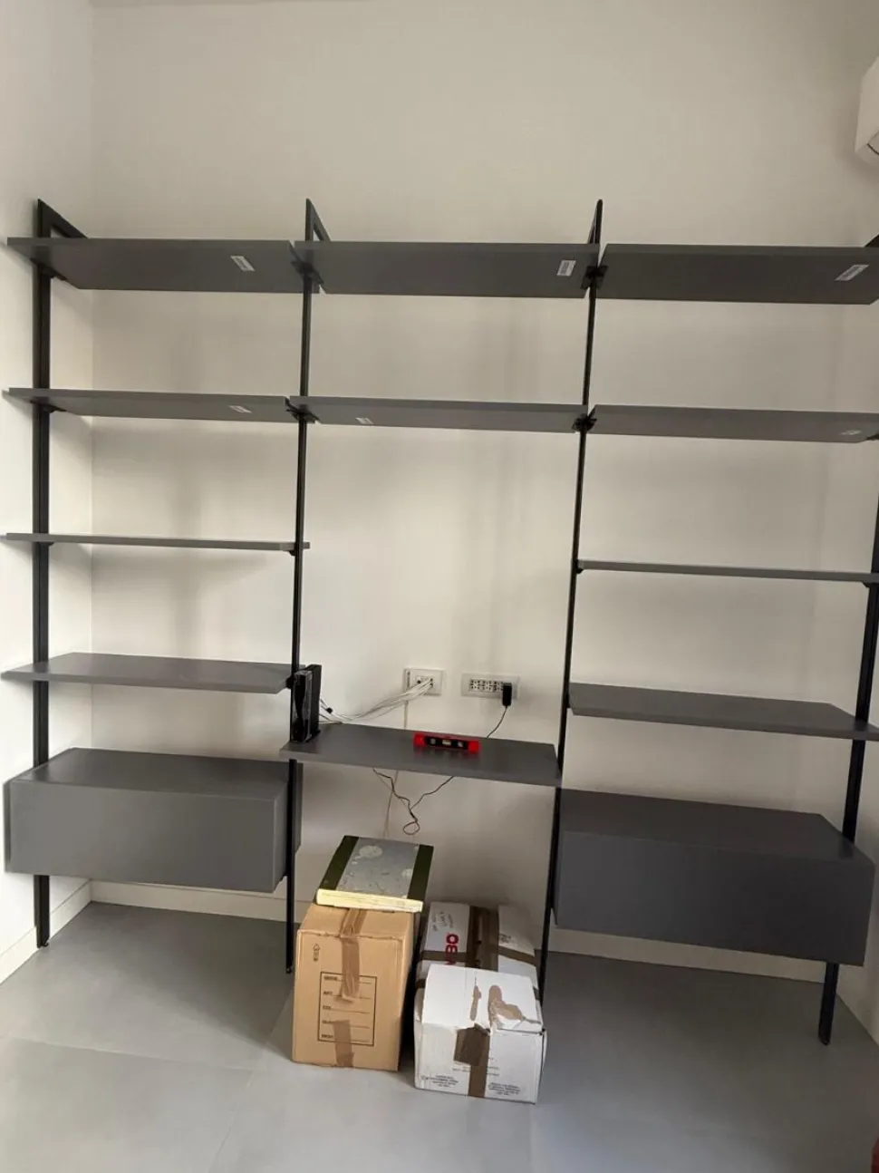 Libreria con palo in alluminio, mensole e pensili personalizzabile L 276.4cm
