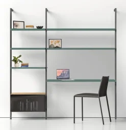 Libreria da parete con palo in alluminio, mensole, pensili con anta in vetro e scrivania personalizzabile