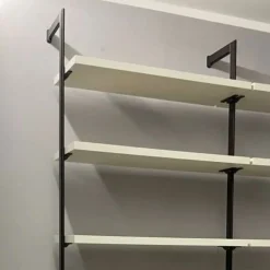 Libreria da parete con palo in alluminio Ardesia e pensili in Noce Naturale