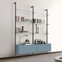 Libreria in metallo con palo in alluminio, pensili e mensole in vetro trasparente