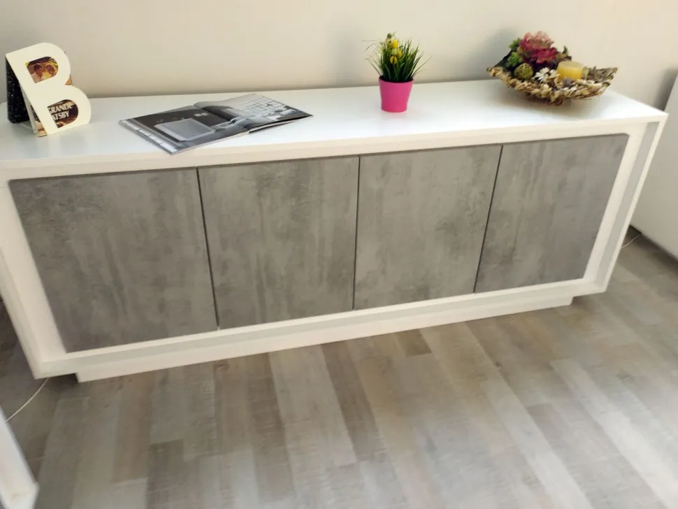 Madia 4 ante battenti linea Beton in bianco laccato opaco e pannelli effetto beton
