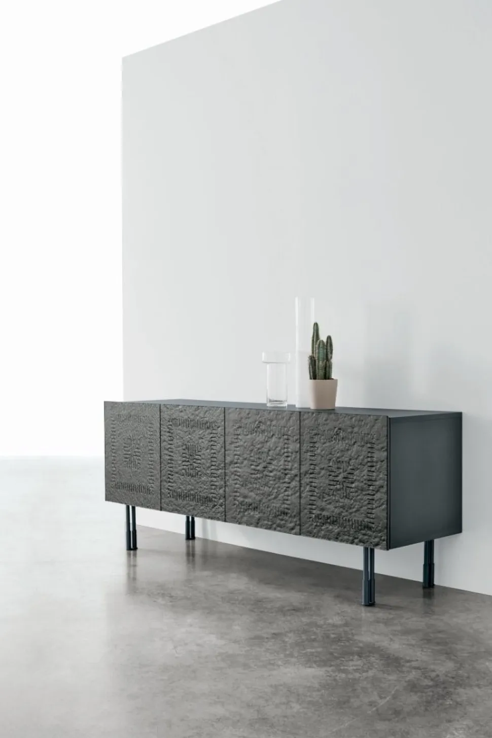Madia 4 ante con piedini Artemide disponibile in vari colori
