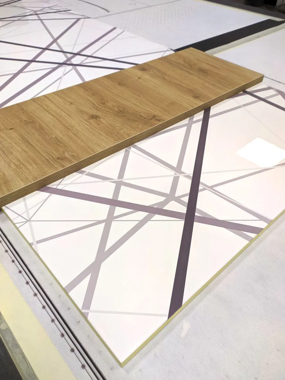 Madia 3 ante linea Olimpo finitura Bianco Lucido e Rovere Kadiz con serigrafia