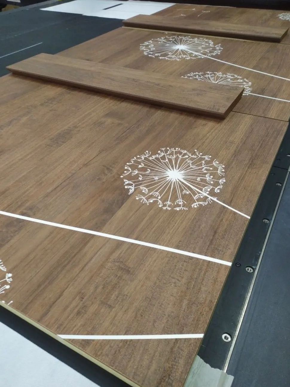 Madia 3 ante linea Sax in finitura Rovere Mercure con serigrafia