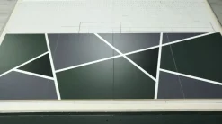 Madia 4 ante linea Tilt in finitura Bianco opaco con grafica geometrica