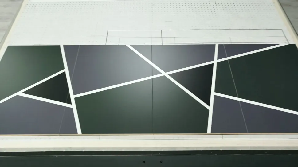 Madia 4 ante linea Tilt in finitura Bianco opaco con grafica geometrica