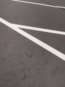 Madia 4 ante linea Tilt in finitura Bianco opaco e ante effetto materico pietra personalizzate
