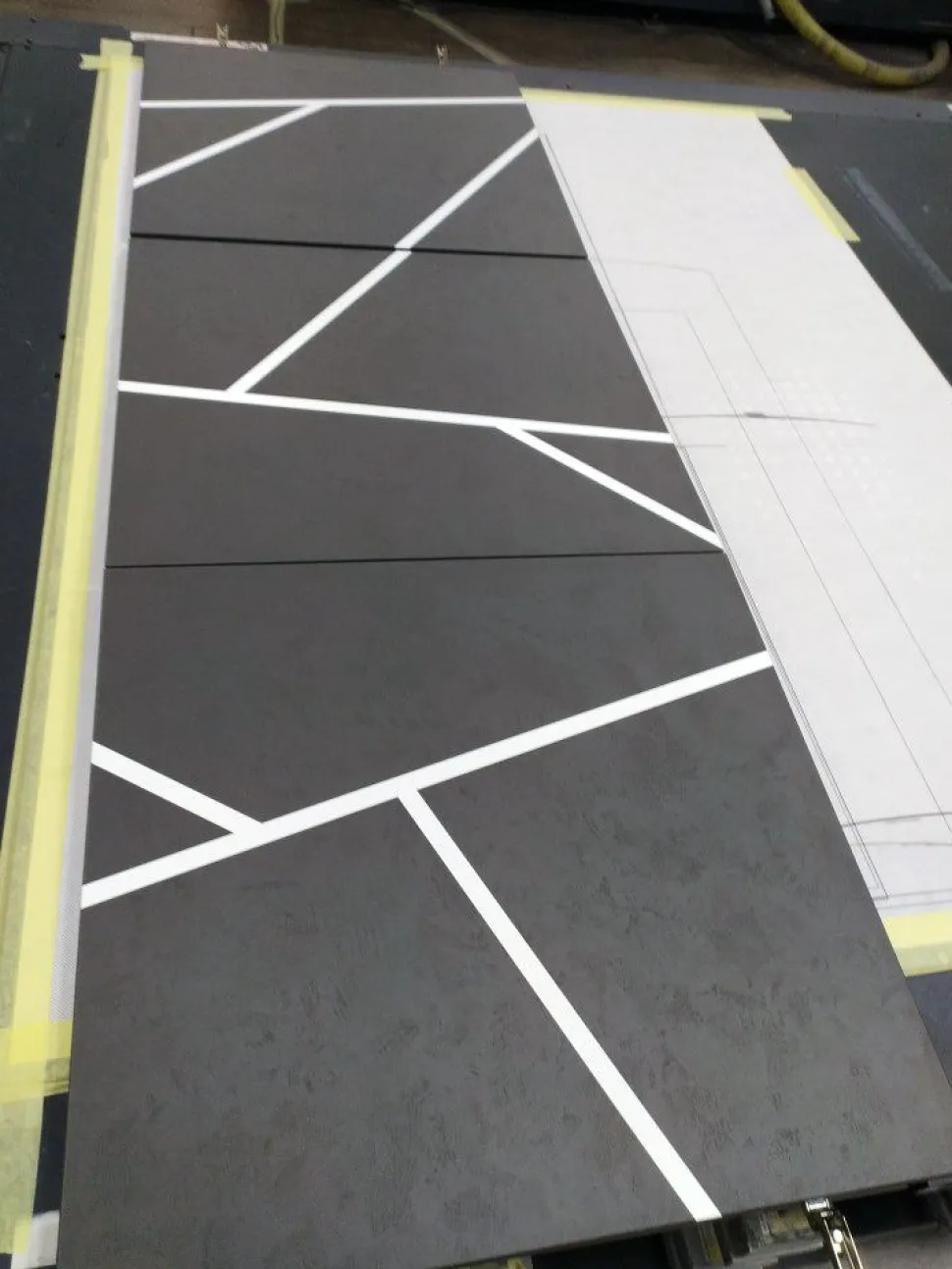 Madia 3 ante linea Tilt in finitura bianco opaco e pietra con serigrafia