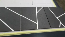 Madia 3 ante linea Tilt in finitura bianco opaco e pietra con serigrafia