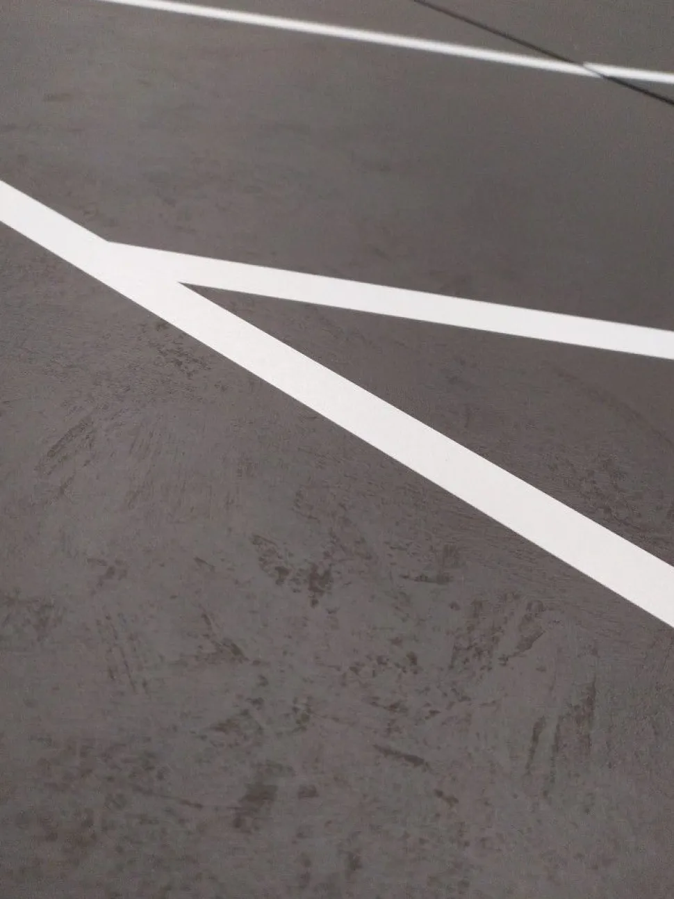Madia 3 ante linea Tilt in finitura bianco opaco e pietra con serigrafia