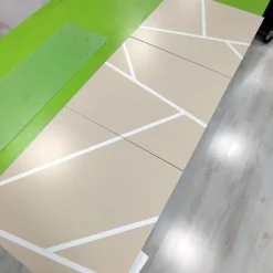 Madia 3 ante linea Tilt in finitura bianco opaco e pietra con serigrafia