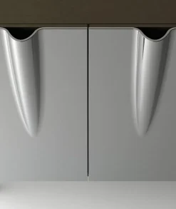 Madia con piedini e 4 ante in vetro specchio curvato Aura disponibile in vari colori