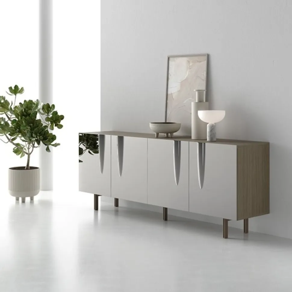 Madia con piedini e 4 ante in vetro specchio curvato Aura disponibile in vari colori