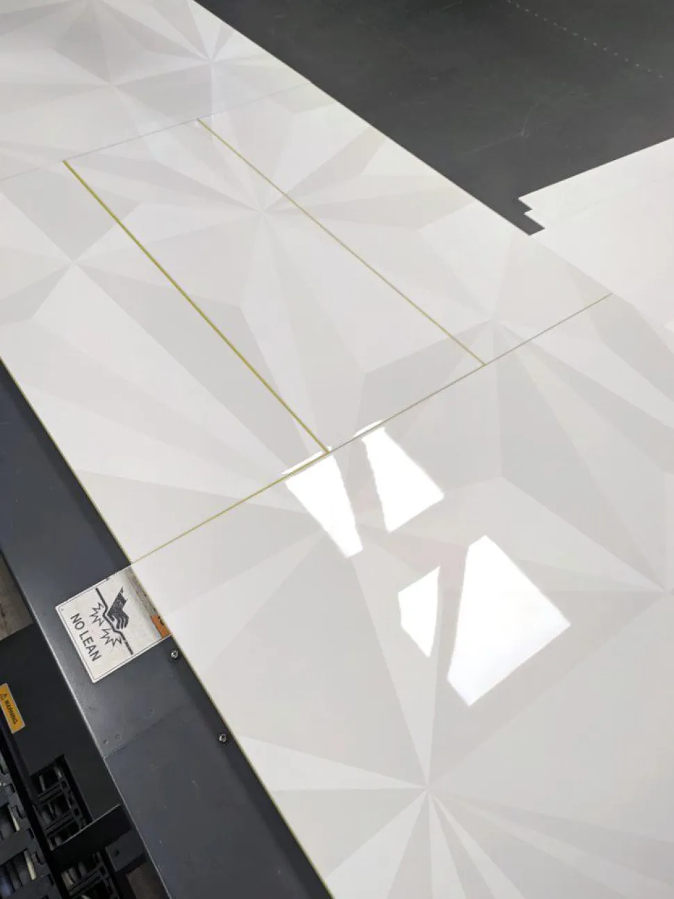 Madia linea Basic con 2 ante e 3 cassetti in finitura Bianco laccato lucido grafica PRISMA