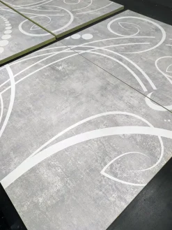 Madia linea Basic con 4 ante linea fancy in finitura Bianco laccato lucido e Beton con grafica floreale
