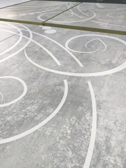 Madia linea Basic con 4 ante linea fancy in finitura Bianco laccato lucido e Beton con grafica floreale