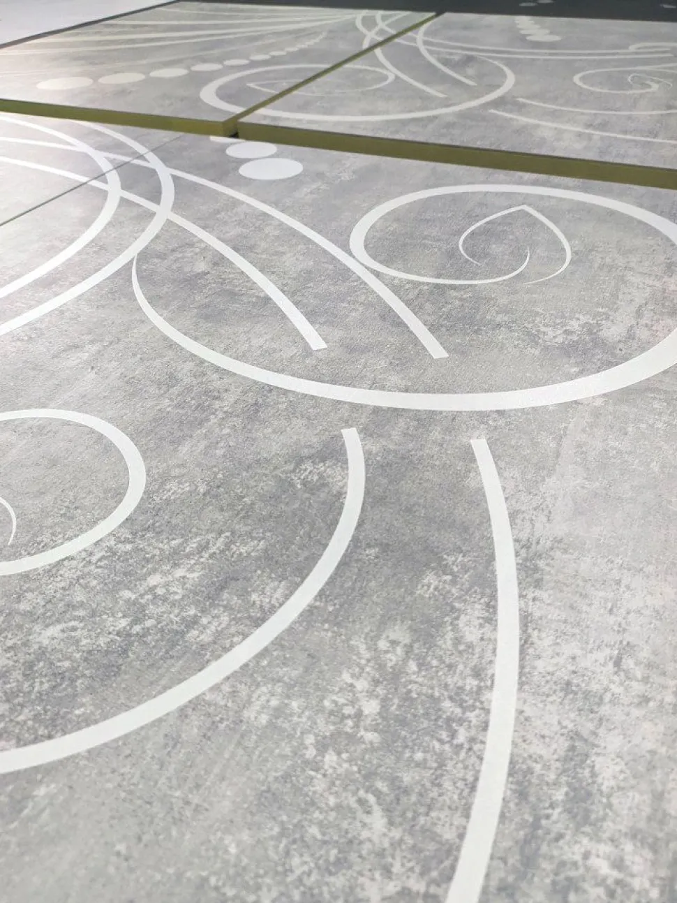Madia linea Basic con 4 ante linea fancy in finitura Bianco laccato lucido e Beton con grafica floreale
