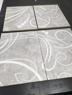 Madia linea Basic con 4 ante linea fancy in finitura Bianco laccato lucido e Beton con grafica floreale
